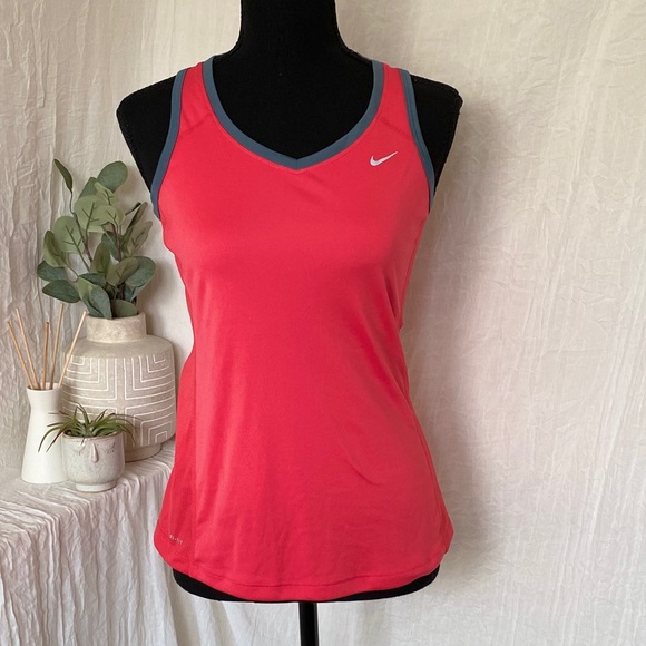 Nike Tops - Nike Tank 🎅🏻